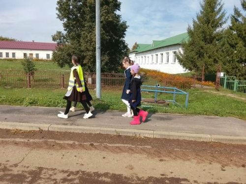 Юные инспекторы Байрякинской школы научили малышей безопасному шагу
