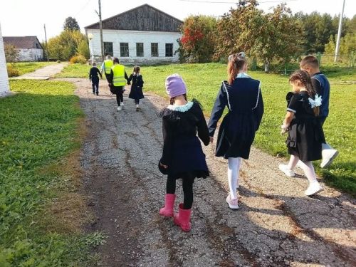 Юные инспекторы Байрякинской школы научили малышей безопасному шагу