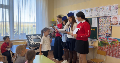 Юные пожарные провели урок для малышей