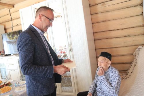 Инком Абдуллин из Байряки отметил вековой юбилей