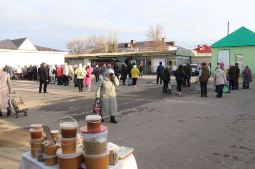 В рамках Дня народного единства на центральном рынке Уруссу прошла праздничная ярмарка.