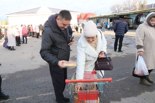 В рамках Дня народного единства на центральном рынке Уруссу прошла праздничная ярмарка.
