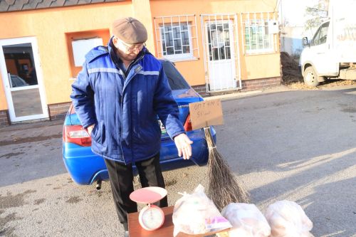 В рамках Дня народного единства на центральном рынке Уруссу прошла праздничная ярмарка.
