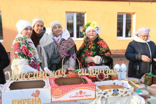 В рамках Дня народного единства на центральном рынке Уруссу прошла праздничная ярмарка.