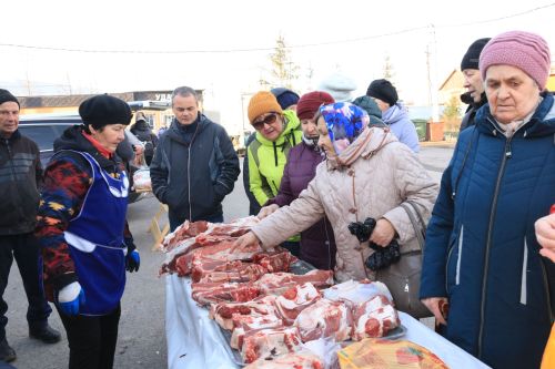 В рамках Дня народного единства на центральном рынке Уруссу прошла праздничная ярмарка.