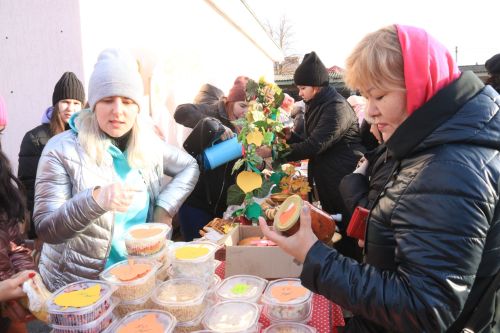 В рамках Дня народного единства на центральном рынке Уруссу прошла праздничная ярмарка.