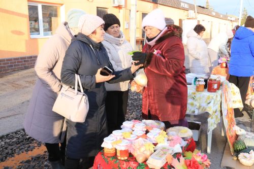 В рамках Дня народного единства на центральном рынке Уруссу прошла праздничная ярмарка.