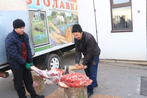 В рамках Дня народного единства на центральном рынке Уруссу прошла праздничная ярмарка.