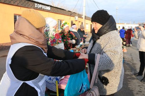 В рамках Дня народного единства на центральном рынке Уруссу прошла праздничная ярмарка.