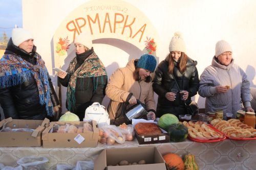 В рамках Дня народного единства на центральном рынке Уруссу прошла праздничная ярмарка.