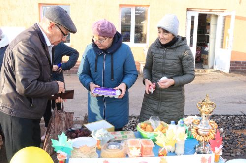 В рамках Дня народного единства на центральном рынке Уруссу прошла праздничная ярмарка.
