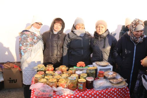 В рамках Дня народного единства на центральном рынке Уруссу прошла праздничная ярмарка.