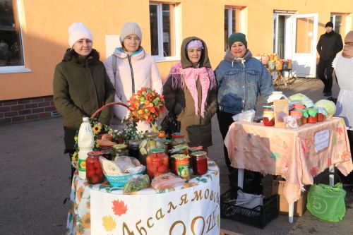 В рамках Дня народного единства на центральном рынке Уруссу прошла праздничная ярмарка.