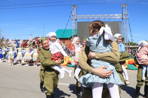 В посёлке Уруссу на славу отпраздновали 9 Мая