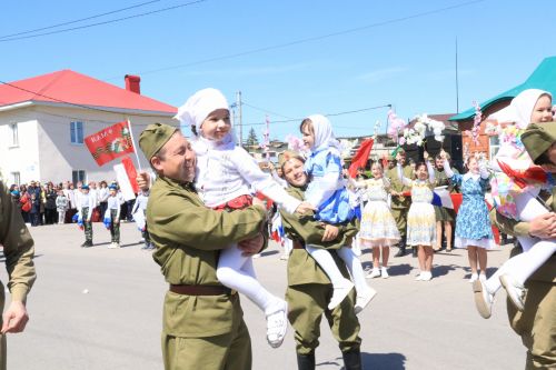 В посёлке Уруссу на славу отпраздновали 9 Мая