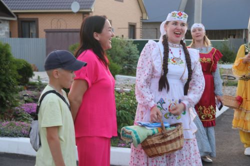 Работники культуры традиционно провели сбор подарков от населения для участников состязаний и конкурсов на Сабантуе