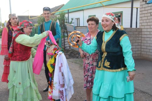 Работники культуры традиционно провели сбор подарков от населения для участников состязаний и конкурсов на Сабантуе