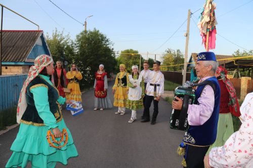 Работники культуры традиционно провели сбор подарков от населения для участников состязаний и конкурсов на Сабантуе