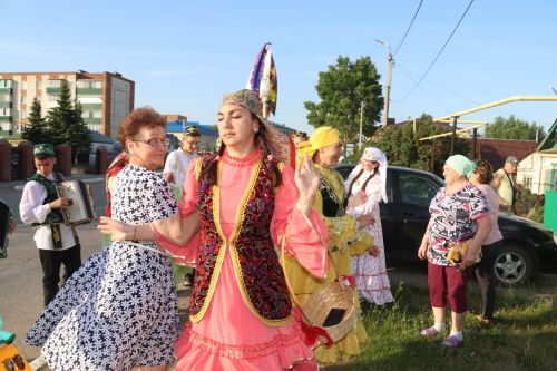 Работники культуры традиционно провели сбор подарков от населения для участников состязаний и конкурсов на Сабантуе