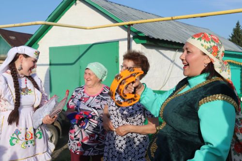 Работники культуры традиционно провели сбор подарков от населения для участников состязаний и конкурсов на Сабантуе
