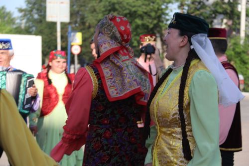 Работники культуры традиционно провели сбор подарков от населения для участников состязаний и конкурсов на Сабантуе