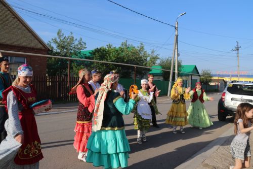 Работники культуры традиционно провели сбор подарков от населения для участников состязаний и конкурсов на Сабантуе