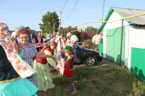 Работники культуры традиционно провели сбор подарков от населения для участников состязаний и конкурсов на Сабантуе