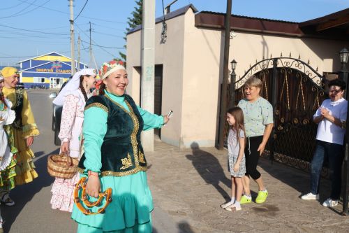 Работники культуры традиционно провели сбор подарков от населения для участников состязаний и конкурсов на Сабантуе