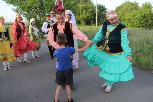 Работники культуры традиционно провели сбор подарков от населения для участников состязаний и конкурсов на Сабантуе