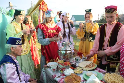 Работники культуры традиционно провели сбор подарков от населения для участников состязаний и конкурсов на Сабантуе