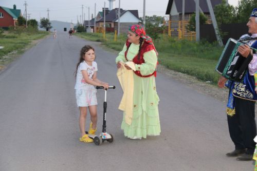 Работники культуры традиционно провели сбор подарков от населения для участников состязаний и конкурсов на Сабантуе