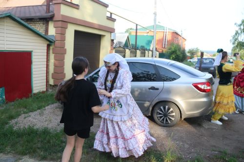 Работники культуры традиционно провели сбор подарков от населения для участников состязаний и конкурсов на Сабантуе