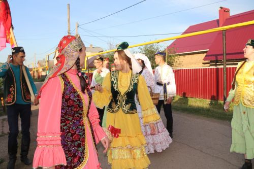 Работники культуры традиционно провели сбор подарков от населения для участников состязаний и конкурсов на Сабантуе