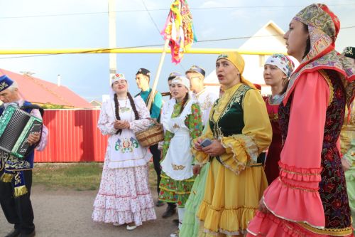 Работники культуры традиционно провели сбор подарков от населения для участников состязаний и конкурсов на Сабантуе