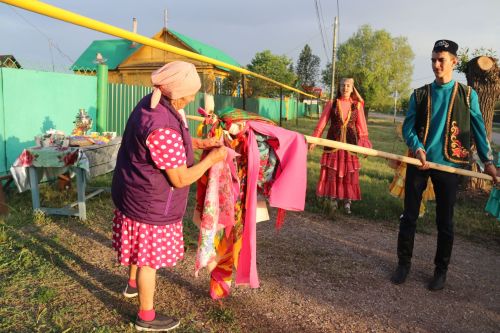 Работники культуры традиционно провели сбор подарков от населения для участников состязаний и конкурсов на Сабантуе