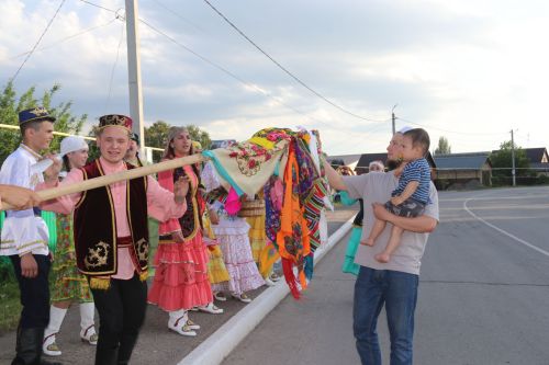Работники культуры традиционно провели сбор подарков от населения для участников состязаний и конкурсов на Сабантуе