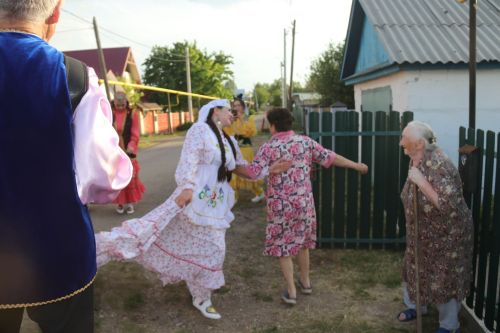 Работники культуры традиционно провели сбор подарков от населения для участников состязаний и конкурсов на Сабантуе