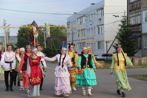 Работники культуры традиционно провели сбор подарков от населения для участников состязаний и конкурсов на Сабантуе