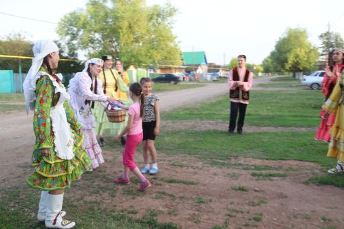 Работники культуры традиционно провели сбор подарков от населения для участников состязаний и конкурсов на Сабантуе