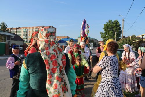 Работники культуры традиционно провели сбор подарков от населения для участников состязаний и конкурсов на Сабантуе