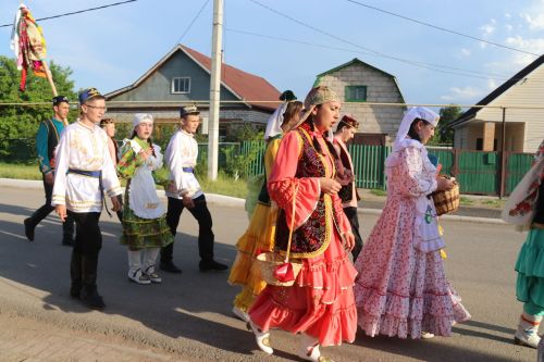 Работники культуры традиционно провели сбор подарков от населения для участников состязаний и конкурсов на Сабантуе