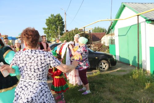 Работники культуры традиционно провели сбор подарков от населения для участников состязаний и конкурсов на Сабантуе
