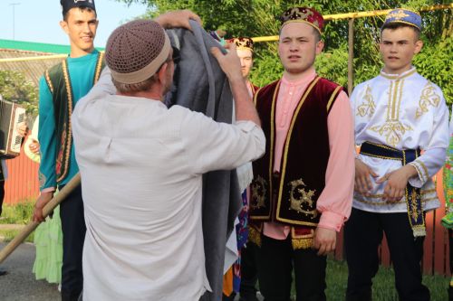 Работники культуры традиционно провели сбор подарков от населения для участников состязаний и конкурсов на Сабантуе