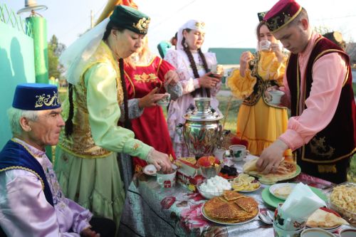 Работники культуры традиционно провели сбор подарков от населения для участников состязаний и конкурсов на Сабантуе