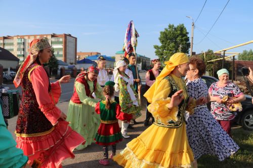 Работники культуры традиционно провели сбор подарков от населения для участников состязаний и конкурсов на Сабантуе