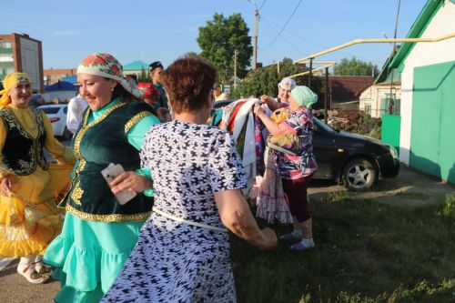 Работники культуры традиционно провели сбор подарков от населения для участников состязаний и конкурсов на Сабантуе