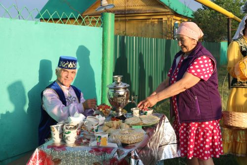 Работники культуры традиционно провели сбор подарков от населения для участников состязаний и конкурсов на Сабантуе