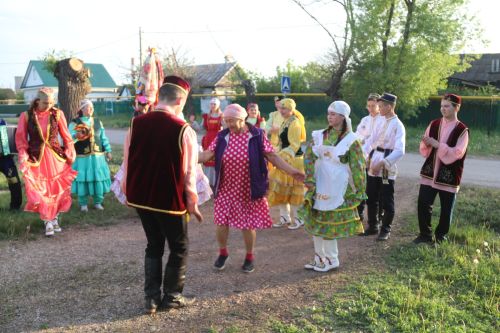 Работники культуры традиционно провели сбор подарков от населения для участников состязаний и конкурсов на Сабантуе