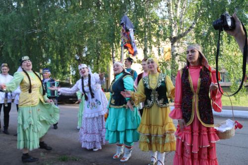 Работники культуры традиционно провели сбор подарков от населения для участников состязаний и конкурсов на Сабантуе