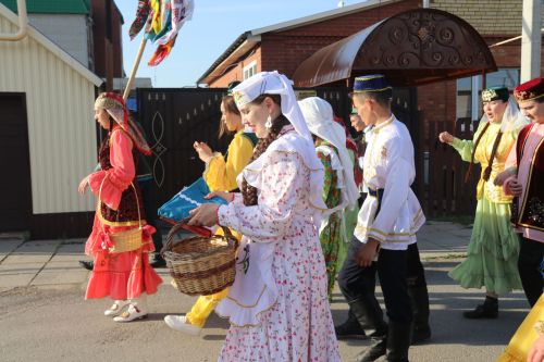 Работники культуры традиционно провели сбор подарков от населения для участников состязаний и конкурсов на Сабантуе